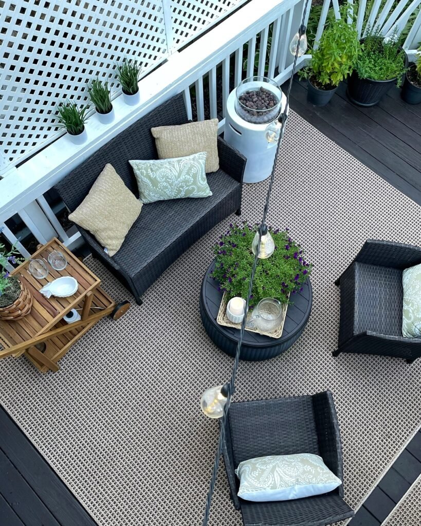 Minimalist Deck Retreat: Space-Efficient Outdoor Living