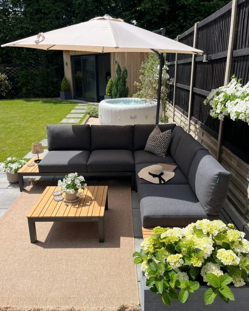 Modern Spa Haven: Luxury Backyard Lounge