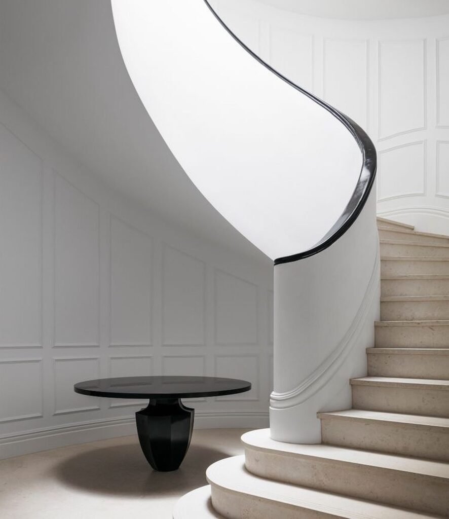 Traditional Curved Staircase: Classic Sophistication