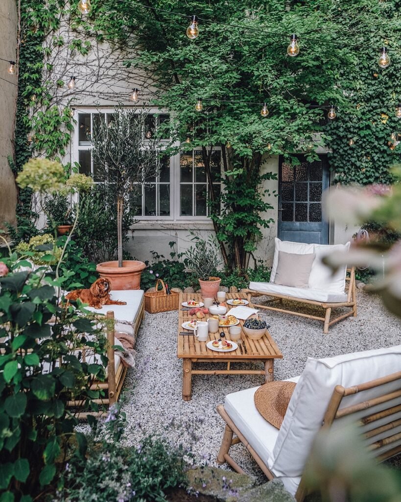 Mediterranean-Inspired Courtyard: Intimate Garden Dining