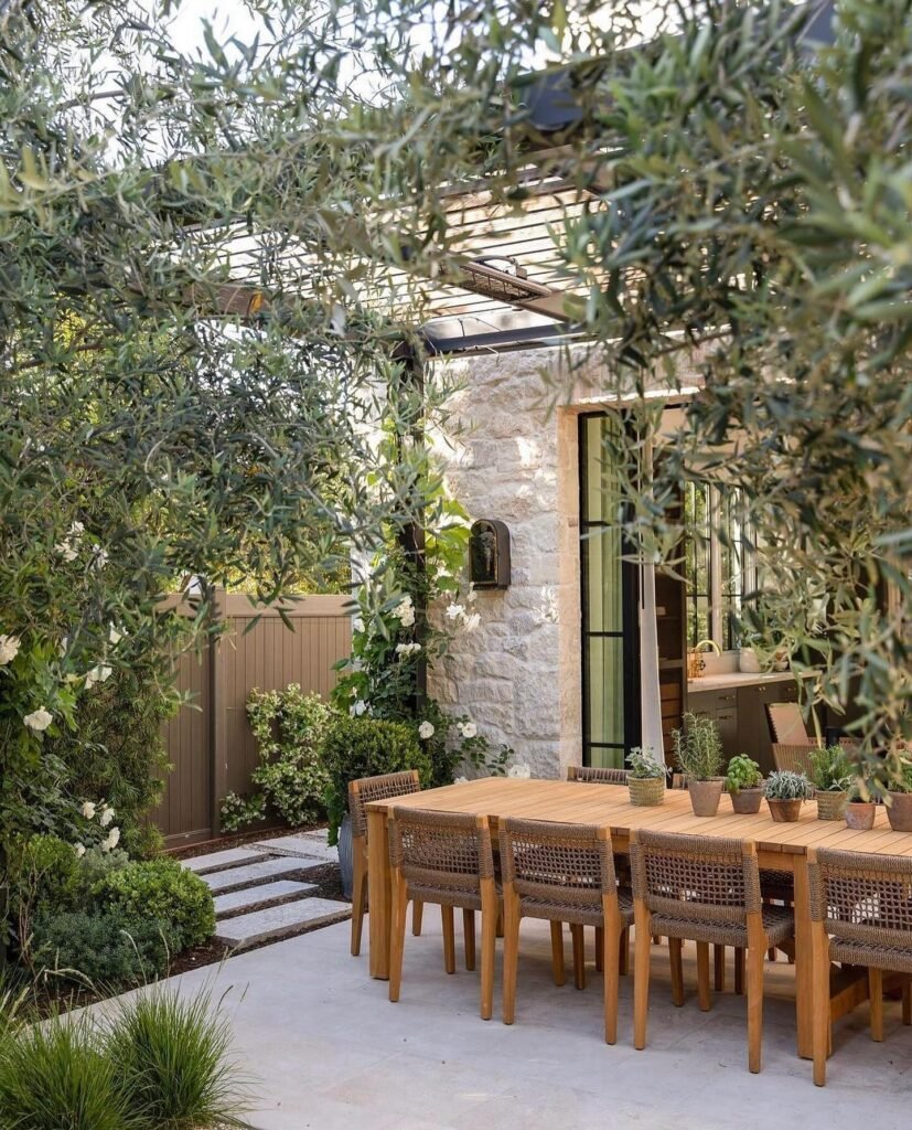 Mediterranean Courtyard: Elegant Outdoor Dining