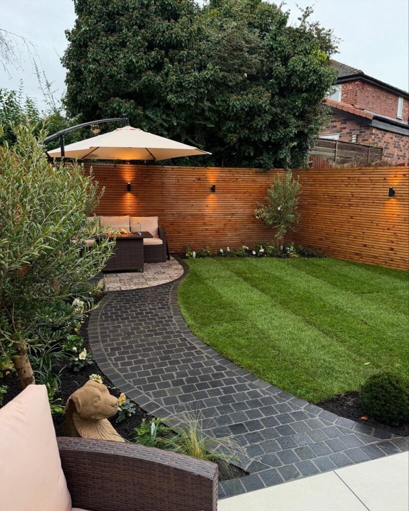 Small Yard Landscaping: Modern Curved Path