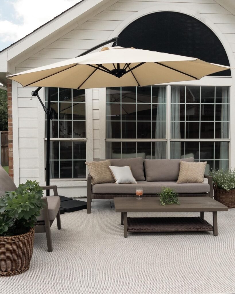 Modern Comfort: Outdoor Living Space Design