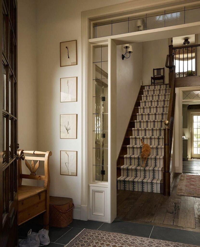 Small Foyer Design: Traditional Gallery