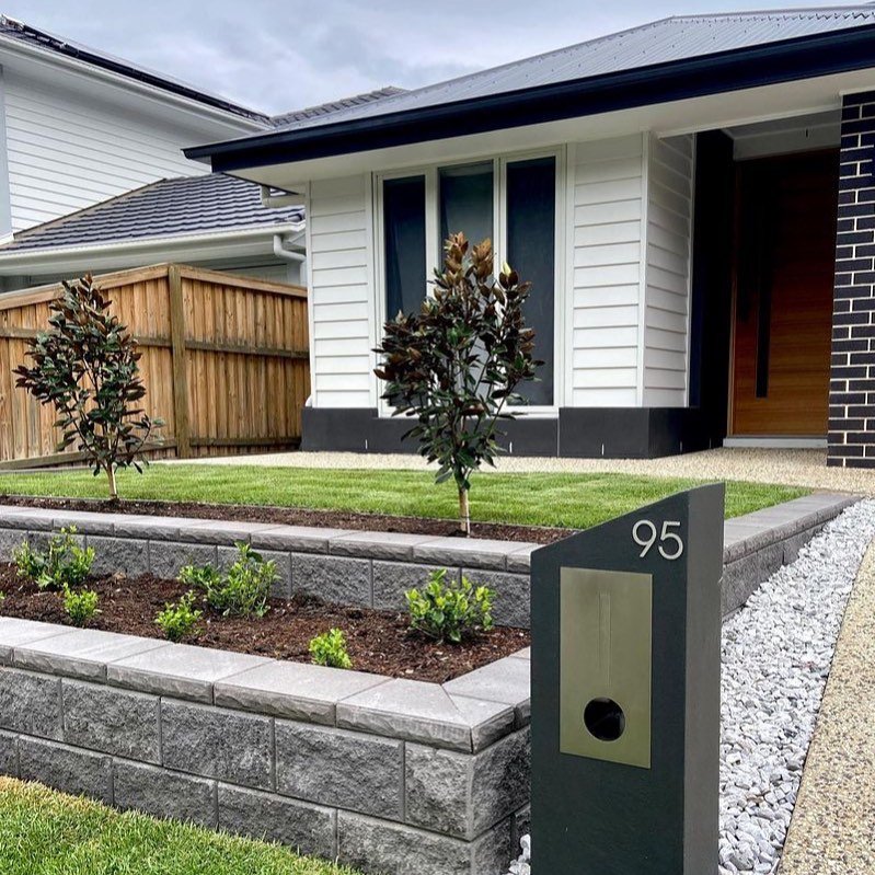 Modern Simplicity Mailbox Landscaping Idea